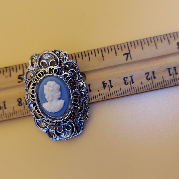 Vintage Beautiful  Blue Cameo Brooch in  Silvertone,1.75" VGC. - Picture 4 of 14
